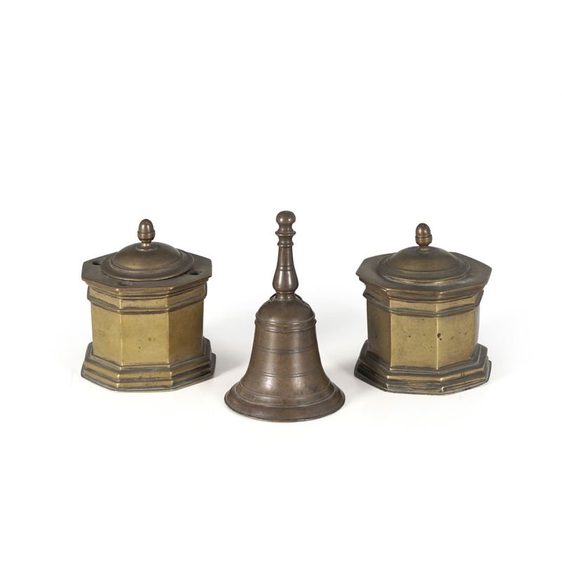 Calamaio in ottone formato da reggipenna con vaschetta spargipolvere a profili squadrati e un campanello in ottone. XVIII secolo  - Auction Antiques - Cambi Casa d'Aste
