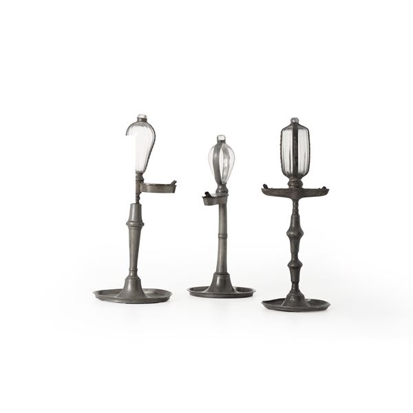 Lotto di tre lucerne in peltro e vetro. XVIII secolo