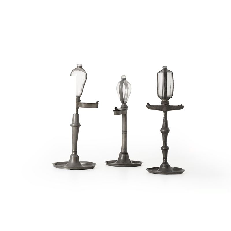 Lotto di tre lucerne in peltro e vetro. XVIII secolo  - Asta Antiquariato - Cambi Casa d'Aste