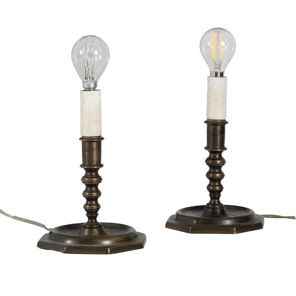 Coppia di candelieri in ottone patinato, fusto tornito a rocchetto montati a luce elettrica Fiandre, XVIII/XIX secolo