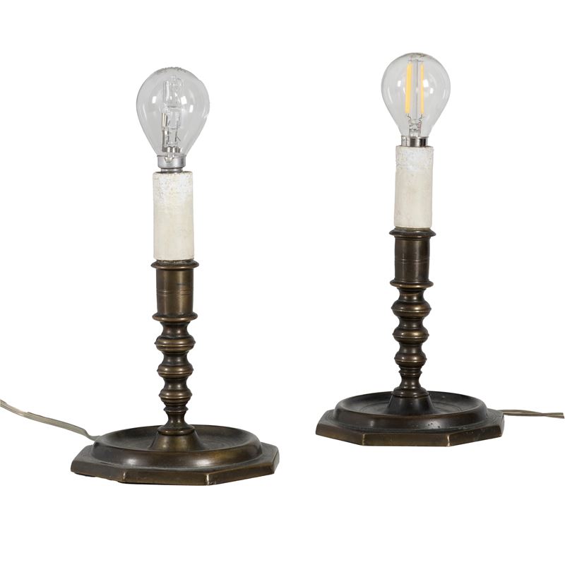 Coppia di candelieri in ottone patinato, fusto tornito a rocchetto montati a luce elettrica Fiandre, XVIII/XIX secolo  - Auction Antiques - Cambi Casa d'Aste