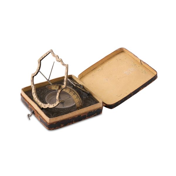 Orologio solare equinoziale quadrato con bussola in ottone dorato e cesellato. Firmato Johann Schretteger, Augsburg, XVIII secolo