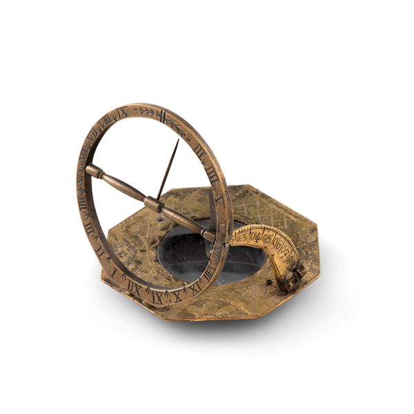 Orologio solare ottagonale equinoziale in bronzo dorato con bussola. Germania XVIII secolo