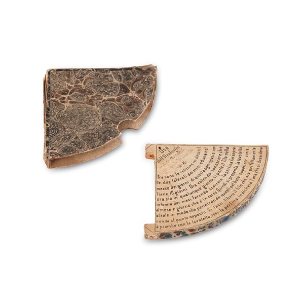 Piccolo quadrante di orologio solare portatile in cartone stampato incollato su legno