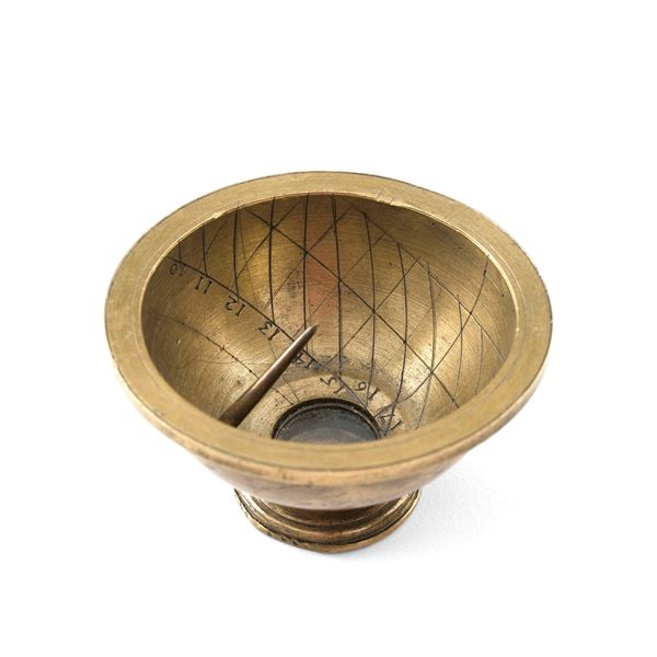 Quadrante solare a rifrazione in ottone. XVIII secolo