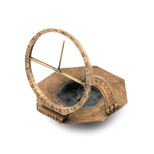 Orologio solare ottagonale equinoziale in ottone cesellato. Firmato Andreas Vogler, Germania XVIII secolo