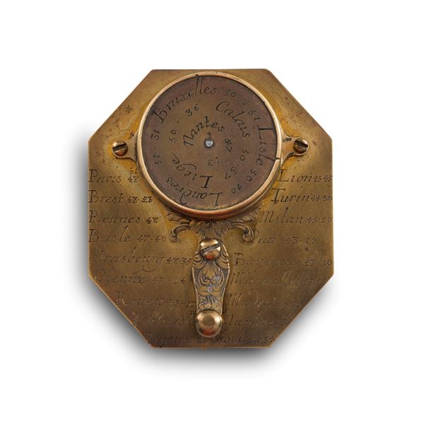 Orologio solare ottagonale del tipo "Butterfield" in ottone cesellato. Firma P. La Marie a Paris. XVIII secolo