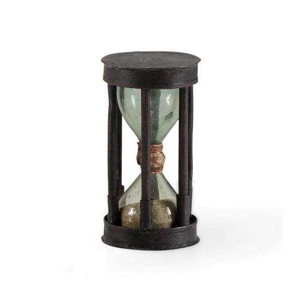 Clessidra in tolla di ferro e vetro. Francia XVIII secolo