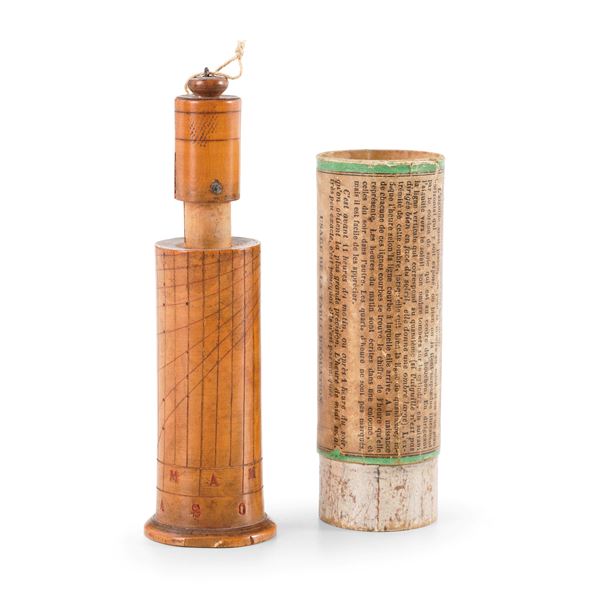 Meridiana cilindrica in legno e carta incollata, Firmata Henrj Robert, Paris, XIX secolo