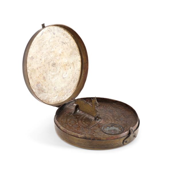 Meridiana persiana in ottone a scatola. XVIII secolo