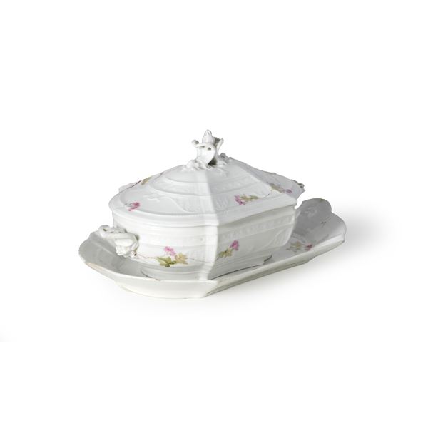 Zuppiera con sottopiatto. Doccia, Manifattura Ginori, 1900 circa.