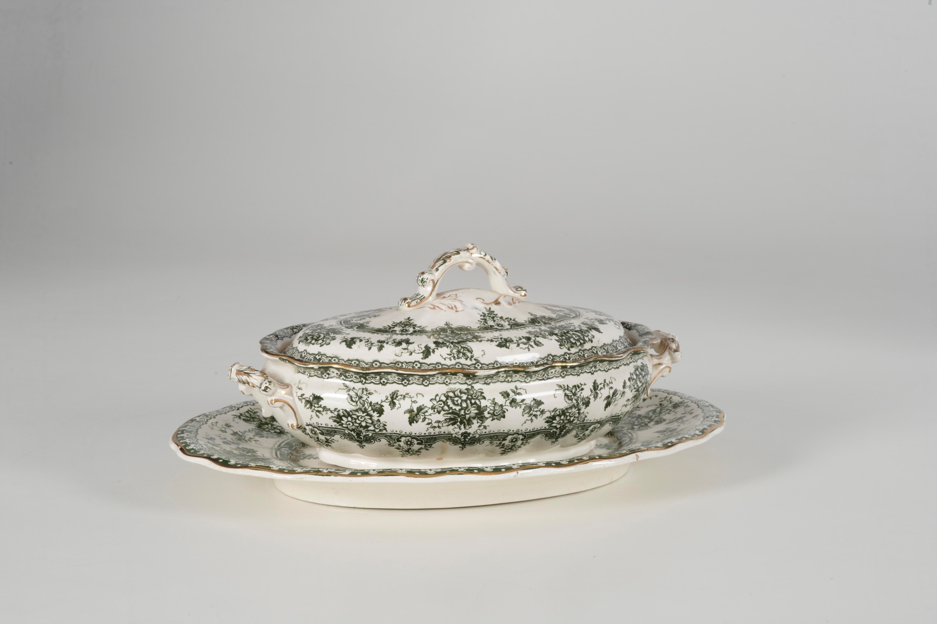 Kelling & Co, Zuppiera con sottopiatto, porcellana, Inghilterra, 1890 circa