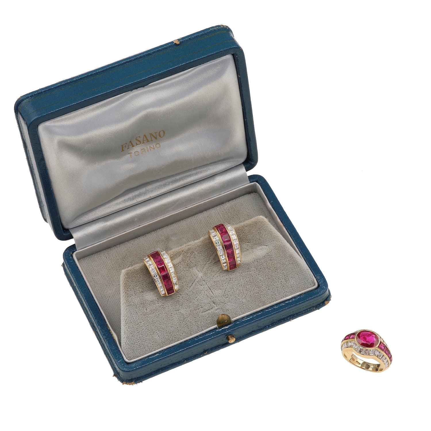 Fasano. Demi-parure Composta da Anello ed Orecchini con Rubino Burma, Rubini Thailandia e Diamant...