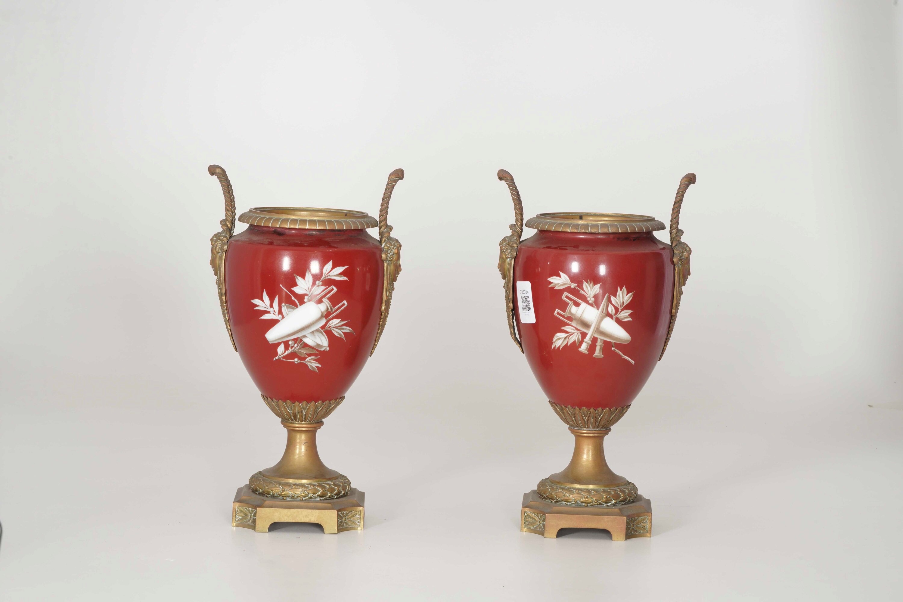 Coppia di vasi a balaustro, bronzo smaltato e bronzo dorato, con decorazione ad amorini e anse a ...