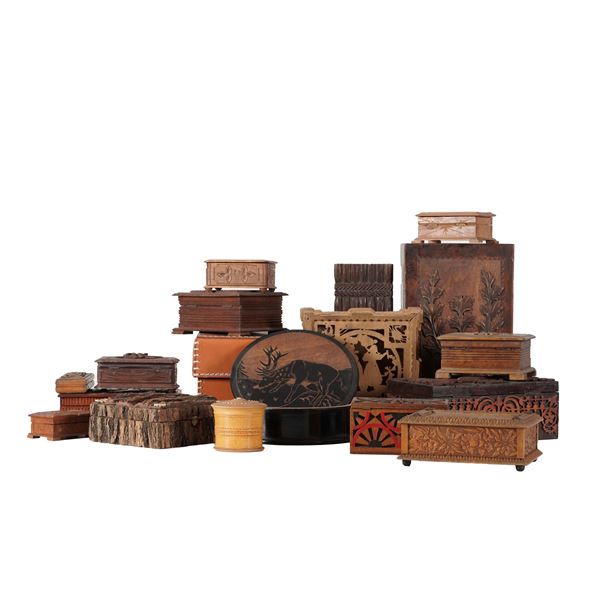 Collezione di scatole, per lo più in legno