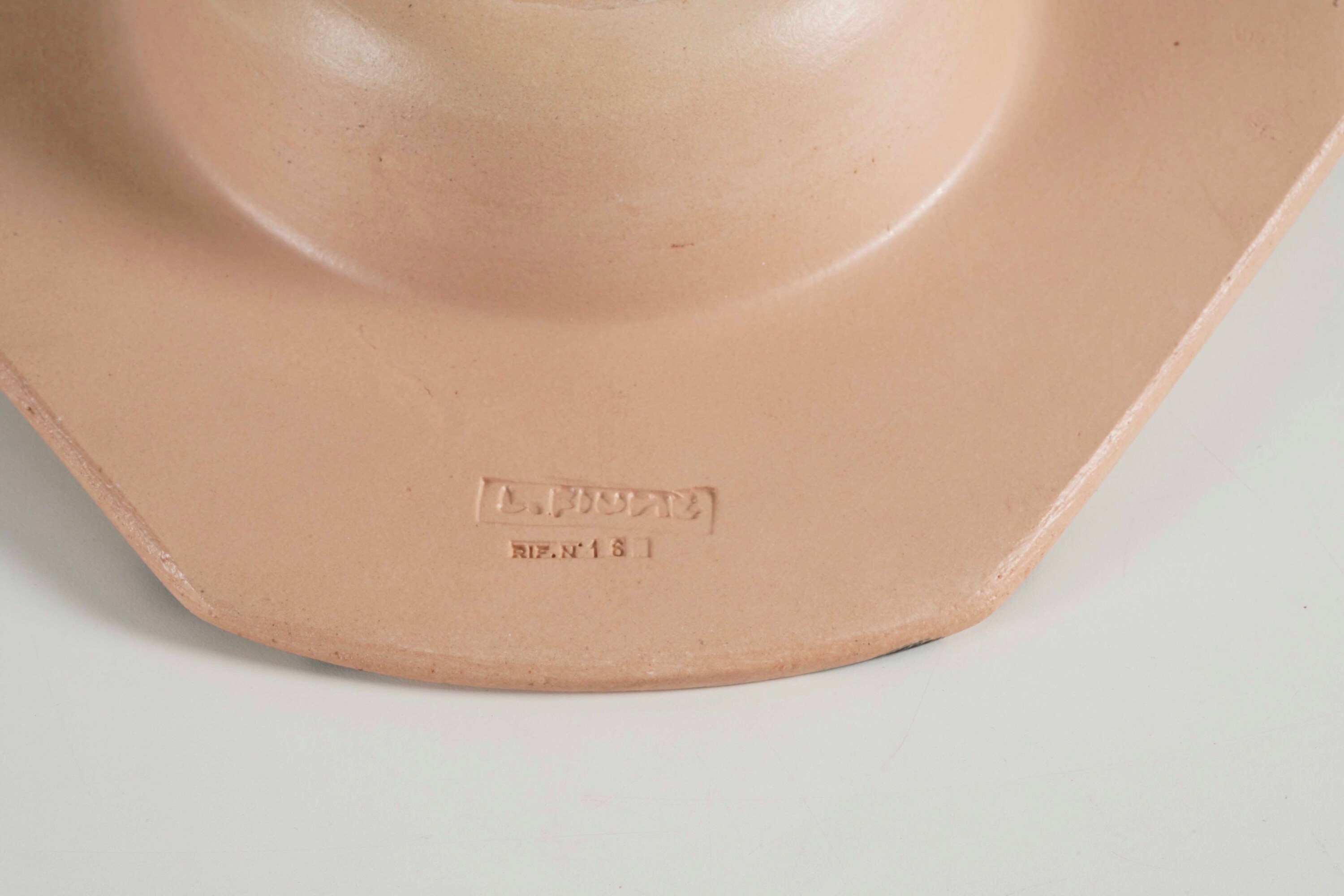 Laura Fiume, Set di tre piatti in terracotta con decoro astratto