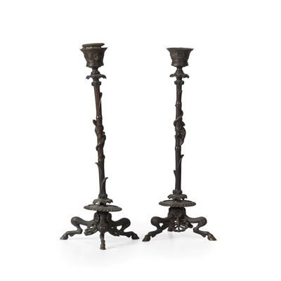 Coppia di candelieri in metallo patinato, stile archeologico, XX secolo