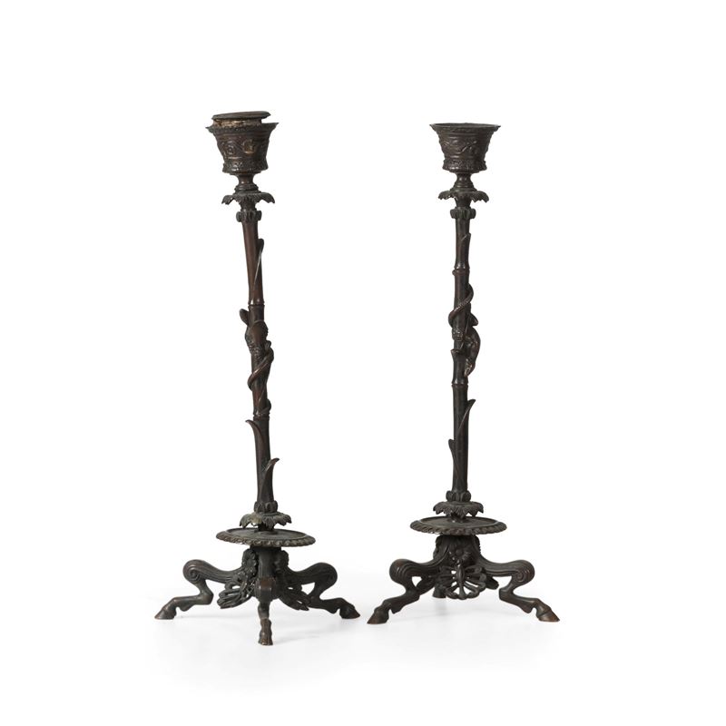 Coppia di candelieri in metallo patinato in stile archeologico. XX secolo  - Asta La Wunderkammer di Ettore Mocchetti - Cambi Casa d'Aste