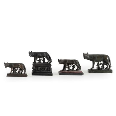 Quattro modellini della Lupa capitolina, bronzo patinato