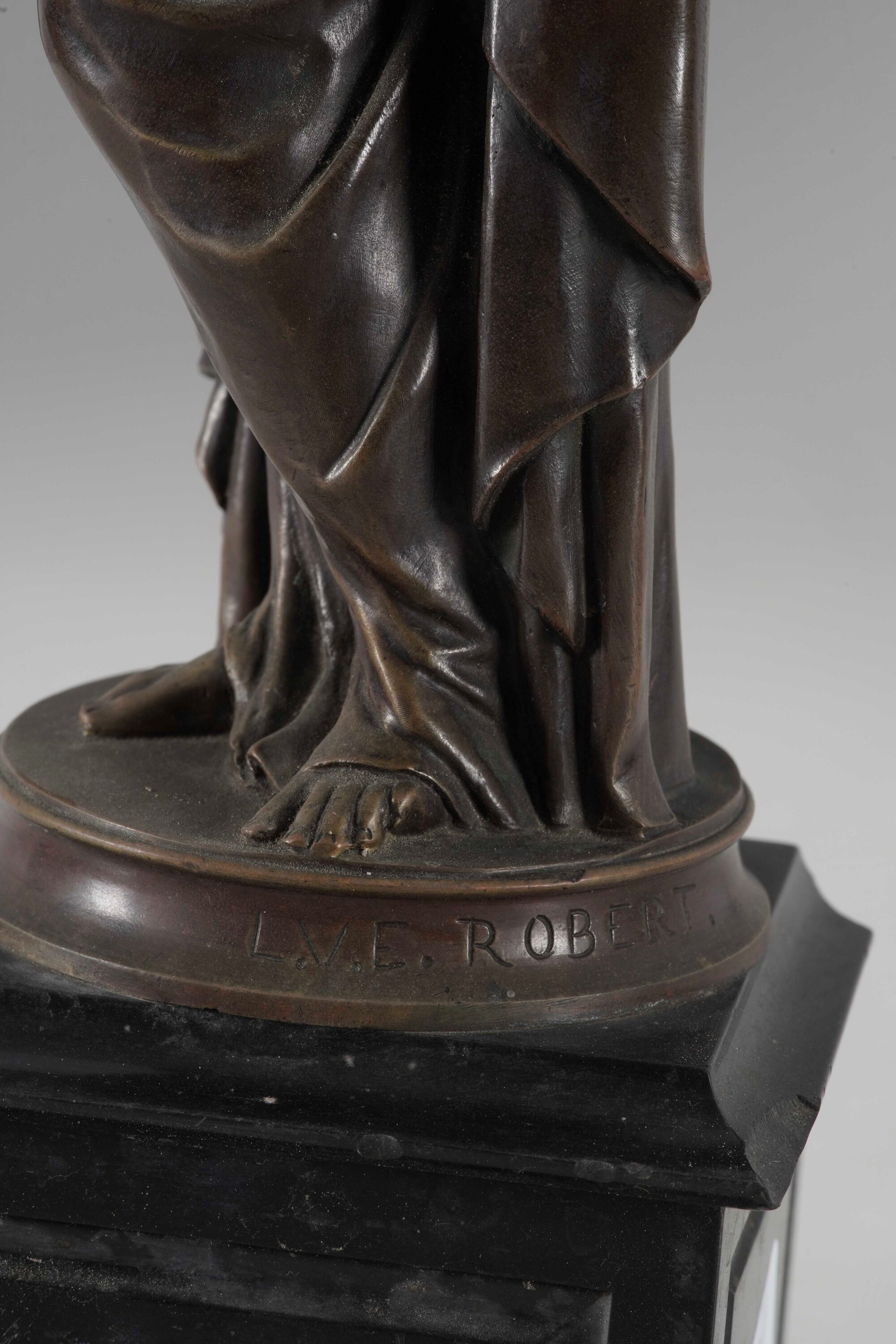 Louis Valentin Elias Robert, Vestale in bronzo