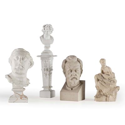 Tre busti e una figura femminile, scultura in porcellana e gesso
