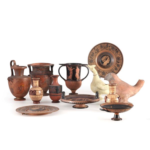 Dodici vasi e altri oggetti decorativi in terracotta di gusto archeologico. XX secolo