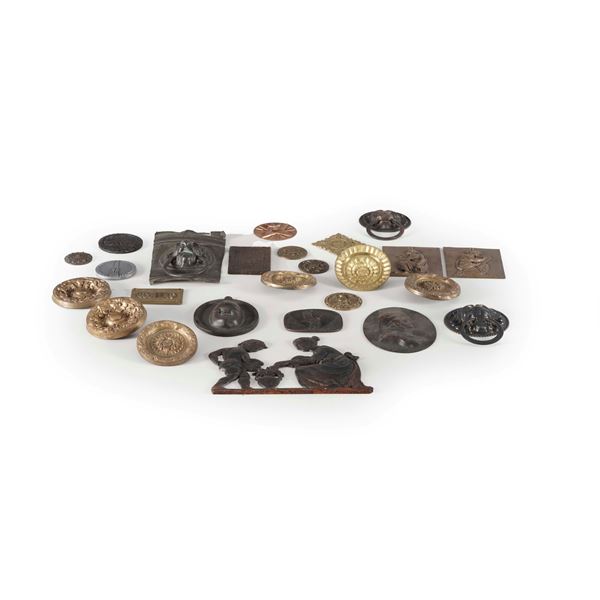 Venticinque placchette, maniglie ed elementi decorativi in bronzo e altri materiali