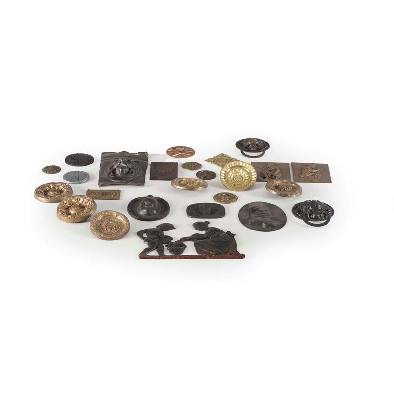 Venticinque placchette, maniglie ed elementi decorativi in bronzo e altri materiali  - Auction Oggetti d'Arte - Ettore Mocchetti's Wunderkammer - Cambi Casa d'Aste