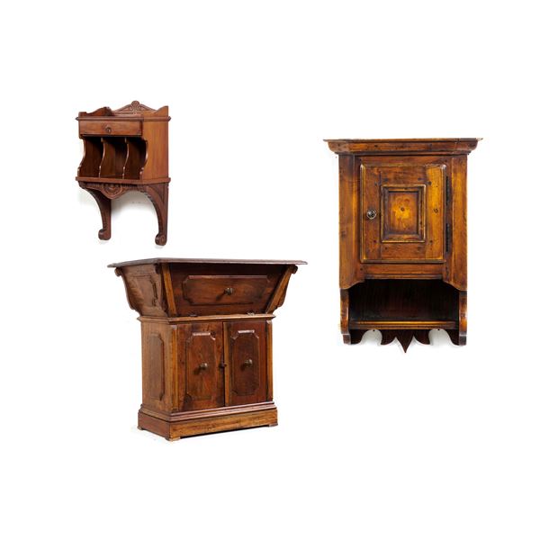 Lotto composto da un comodino e due mobili pensili da ingresso in legno