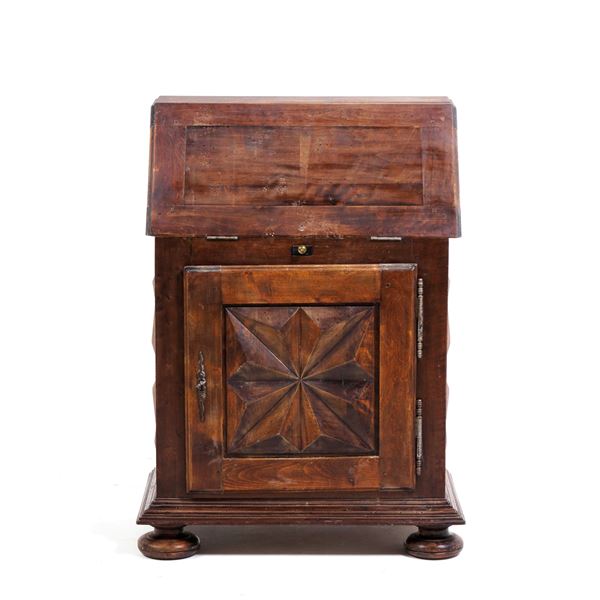 Piccola ribalta in legno intagliato a uno sportello