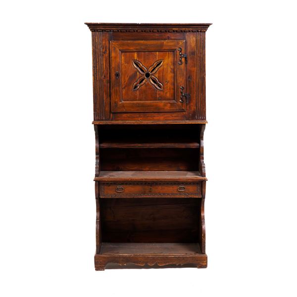 Credenza con alzata in legno intagliato con sportello e cassetto