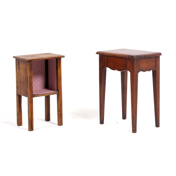 Lotto composto da un tavolino a un cassetto e un comodino in legno