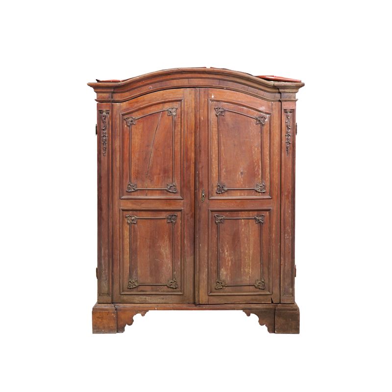 Armadio a due ante in legno intagliato  - Asta Antiquariato - Cambi Casa d'Aste