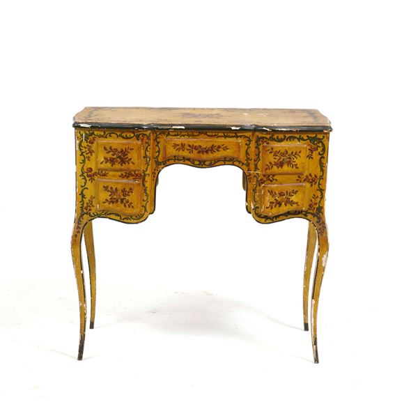 Toilette in legno dipinto a fiori