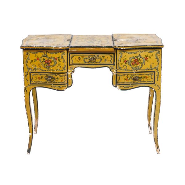 Toilette in legno dipinto