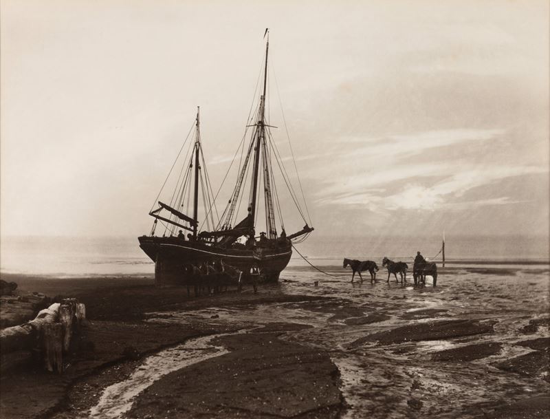 Lotto di due fotografie The Diamond Of Scarborough & Trees in a Misty Valley