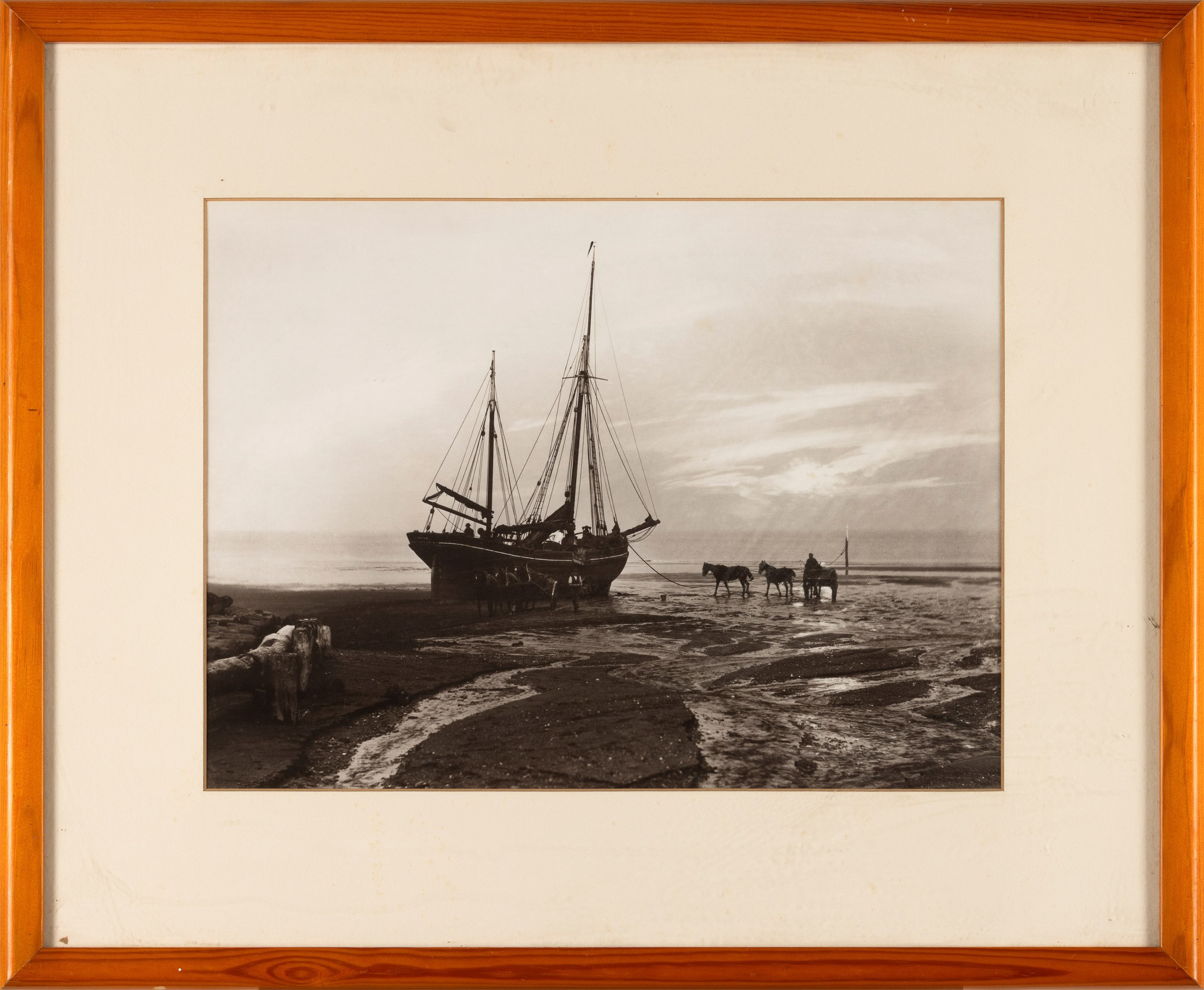 Lotto di due fotografie The Diamond Of Scarborough & Trees in a Misty Valley