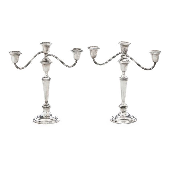 Coppia di candelabri a tre fiamme. Gorham, U.S.A., XX secolo