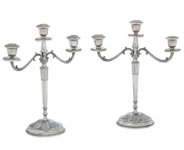 Coppia di candelabri a tre luci. Argenteria milanese del XX secolo, marchio con fascio littorio in uso dal 1935 al 1945,argentiere Luigi Colombo