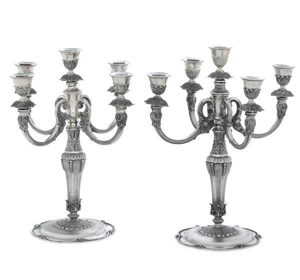 Coppia di candelabri a cinque luci. Argenteria milanese della prima metà del XX secolo, marchio dell'argentiere  [..]
