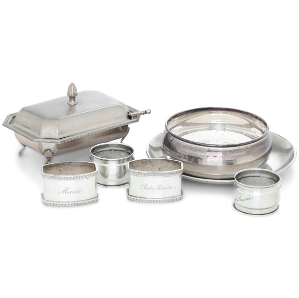 Lotto composto da piattino, coppetta, formaggiera e quattro portatovaglioli. Differenti manifatture italiane del XX secolo