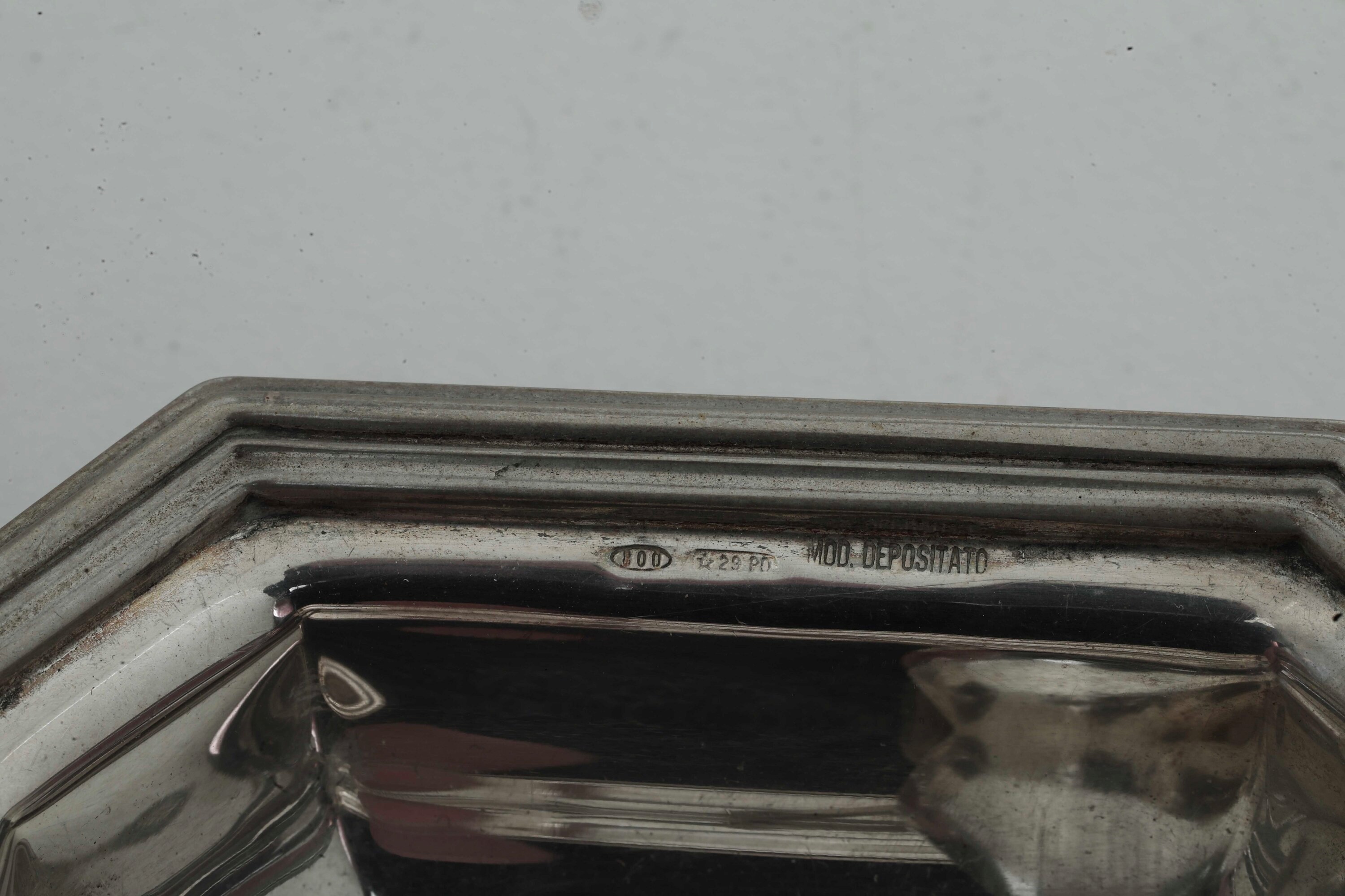 Oggetti di decorazione in metallo argentato, Servizio da tavola composto da piattino, coppetta, f...