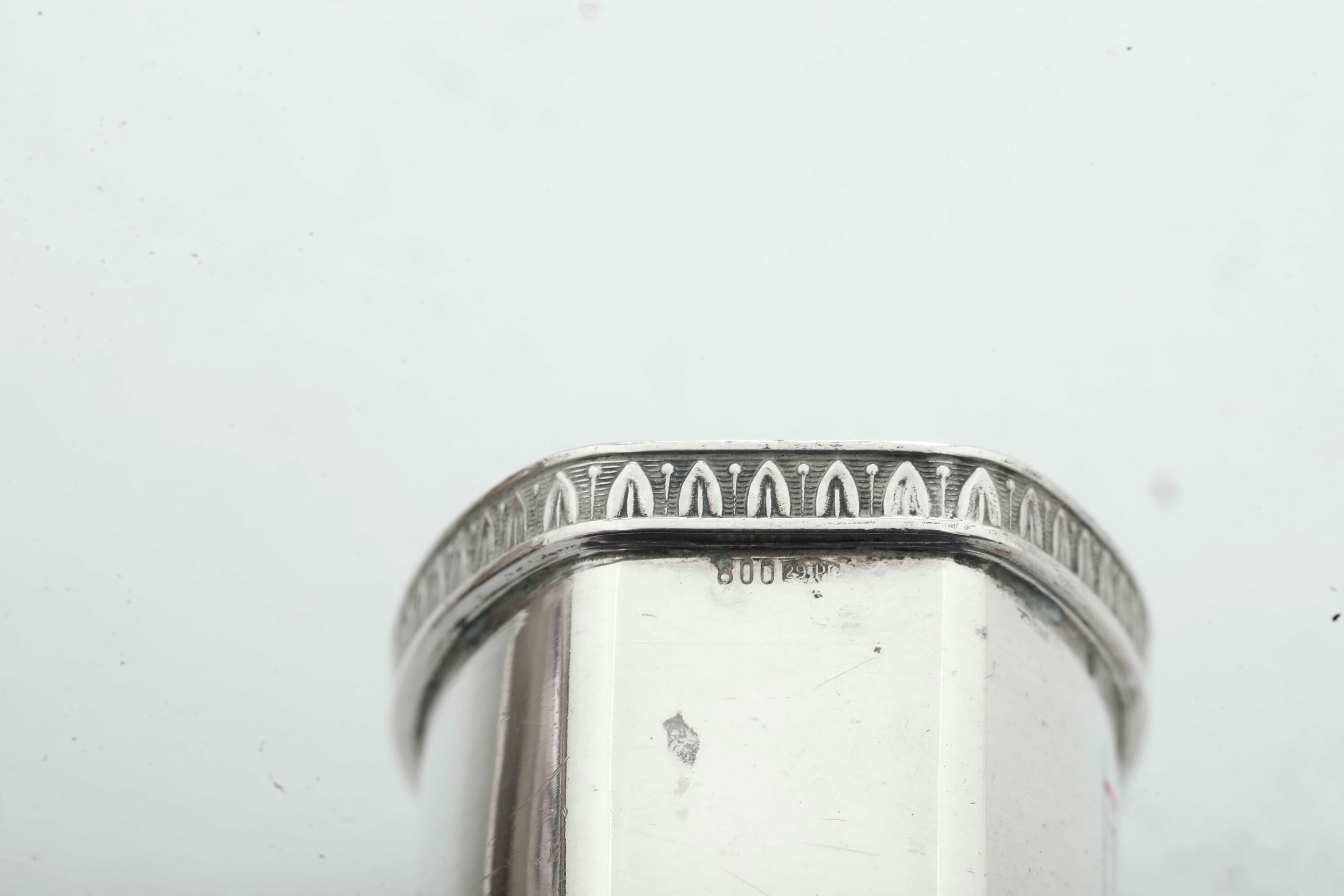 Oggetti di decorazione in metallo argentato, Servizio da tavola composto da piattino, coppetta, f...