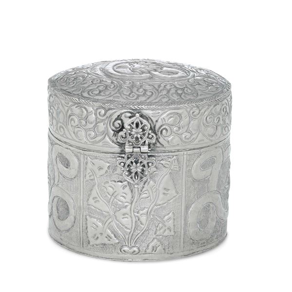 Scatola in metallo sbalzato