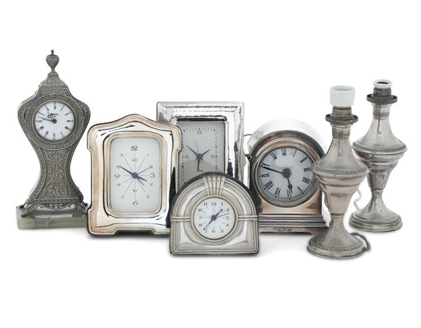 Cinque piccoli orologi con montatura argento e metallo argentato e due vasetti trasformati in lampade