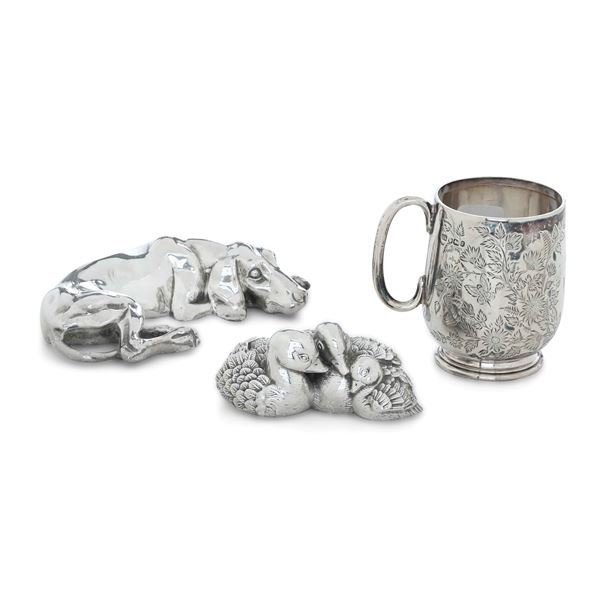 Due animali in lamina d'argento e un bicchierino. Inghilterra e Italia XX secolo