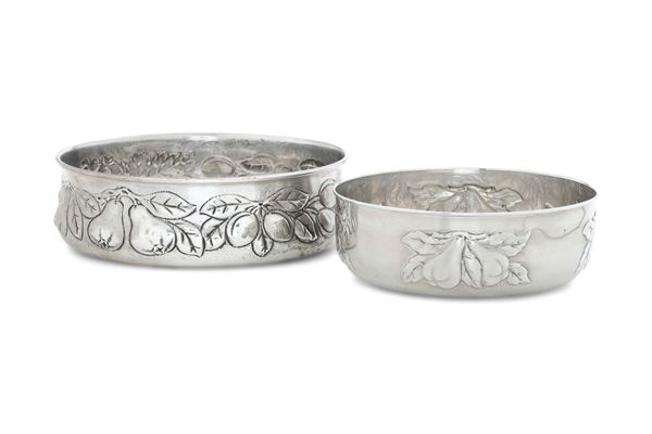 Due centrotavola. Argenteria italiana del XX secolo, argentieri differenti