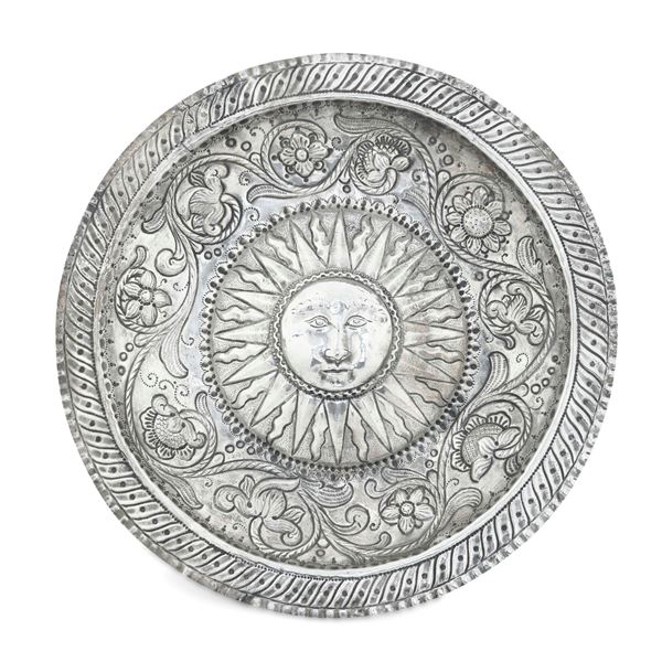 Piatto in metallo sbalzato. India (?) XIX-XX secolo