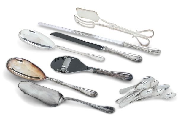 Alcune posate di servizio e cucchiaini in metallo argentato e argento