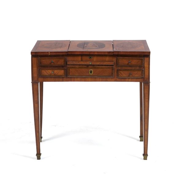 Toilette in legno lastroanto e intarsiato. XIX-XX secolo